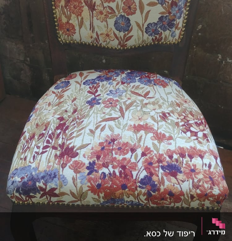 ריפוד פרחוני צבעוני על כיסא עץ מעוצב